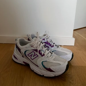 New Balance 530 - New balance 530 i storlek 38. Inte alls mycket använda så i jättebra skick! Kan mötas upp eller frakta.