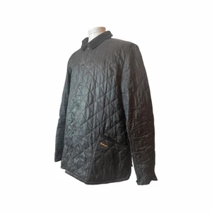Barbour quiltad jacka  - Quiltad design Manchesterkrage Tryckknappar Funktionella fickor Liten logga Regular passform Normal i storleken Storlek L  Skick 4/5
