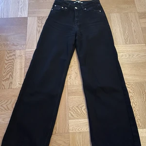 svarta jeans  - Vida svarta jeans från junkyard i stl 26 🤍 säljs pga att dom inte kommer till användning ✨ välanvända (därför det låga priset) 💕