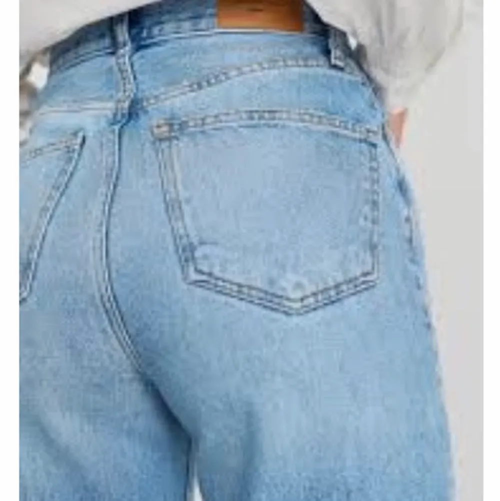 Ett bar jeans blåa super sköna mom jeans från gina tricot med orginalpris 400 kr.💕💞 första bilden lånad. Jeans & Byxor.