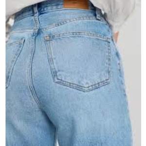 Ett bar jeans blåa super sköna mom jeans från gina tricot med orginalpris 400 kr.💕💞 första bilden lånad