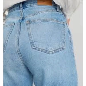 Blåa momjeans - Ett bar jeans blåa super sköna mom jeans från gina tricot med orginalpris 400 kr.💕💞 första bilden lånad