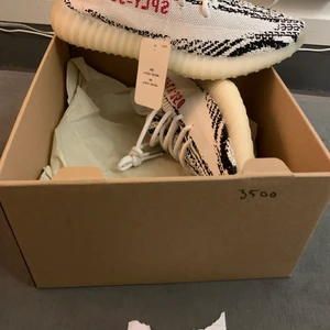 Skor Adidas - Säljer helt nya Yeezy skor.