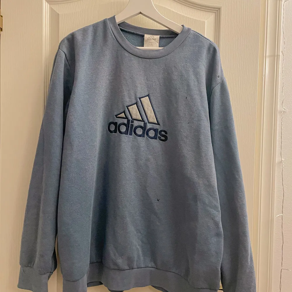 En jättesnygg och vintage blå adidas sweatshirt äkta!! Använt skick med några svarta små fläckar på vissa ställen som jag inte är säker på om man kan få bort, men den har inga hål eller så. Storlek L vilket bli oversized på mig som vanligtvis har S!. Hoodies.