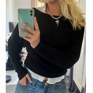 Svart stickad tröja  - Superfin svart stickad tröja, perfekt till hösten! Väldigt bra skick. 