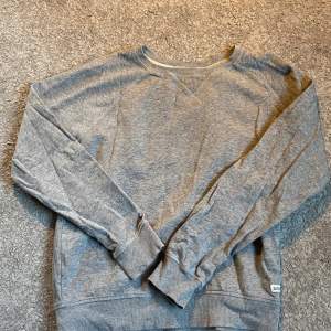 Basic grå sweatshirt. Säljer pga ingen användning 💕