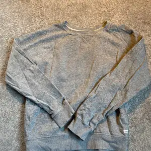 Basic grå sweatshirt. Säljer pga ingen användning 💕