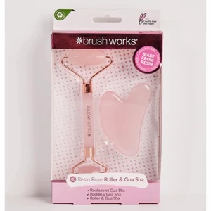 Ansiktsroller och gua sha  - Rosa ansiktsroller med gua sha. Helt ny förpackning, säljer då jag råkade köpa två. Köpte på Cocopanda för 139 kr och säljer min för 69 kr.