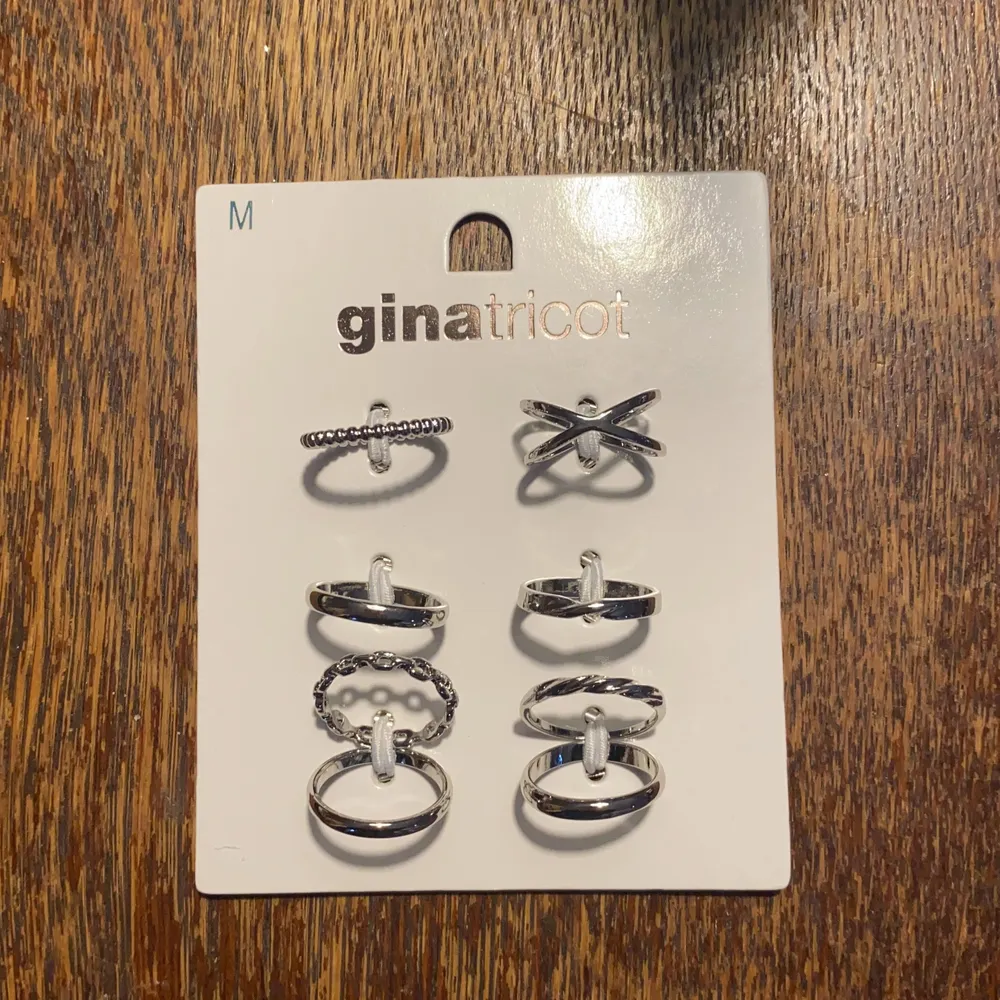 Säljer dessa ringar från Gina pga för stora för mig! Verkligen jättefina och aldrig använda🙌🏻 Dem finns inte kvar på hemsidan! Gratis frakt. Övrigt.