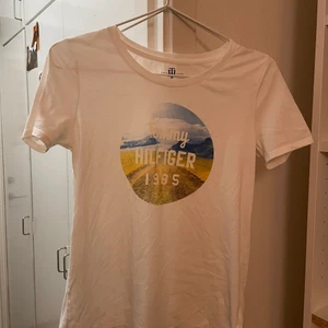 Tommy Hilfiger White top Size XS - Condition is great. Fits very well, great material. Bought this top in Florida two years ago. Condition is good. I am a size small but wanted a tight tshirt and it did me wonders.