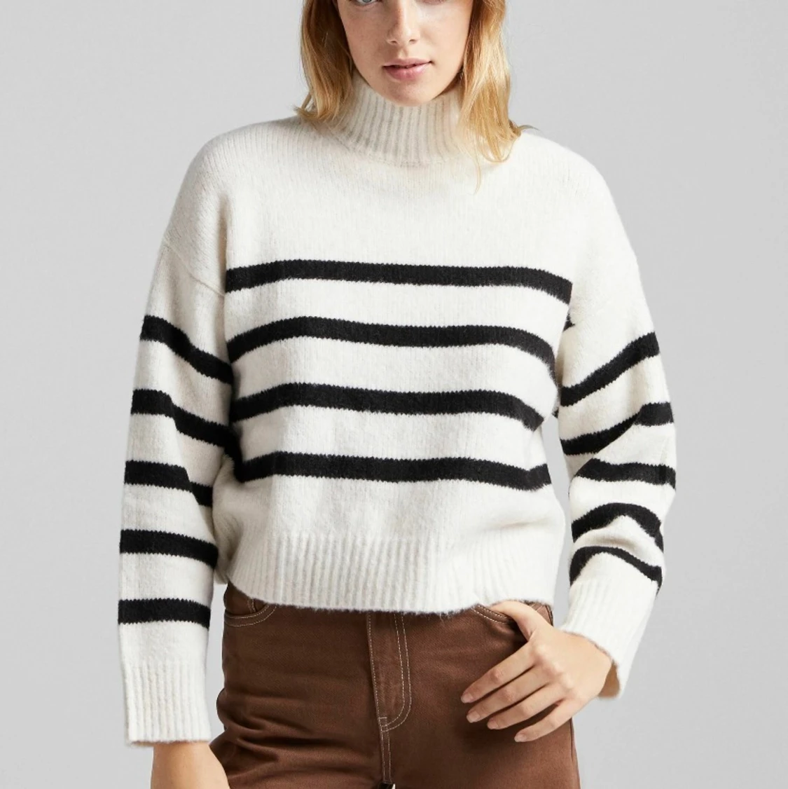 Stickad tröja från BERSHKA. Strl M - 90