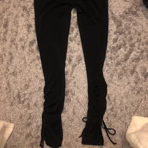 Tights med slits - Fina tights som tyvärr är för små för mig, stl S 💓 de har slits och är rutched längst ner vid foten.