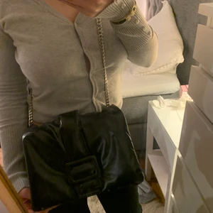 Zara väska  - Slutsålda zara väskan som är rumlig och man får plats med mycket. Inga skador finns köpte i somras. 