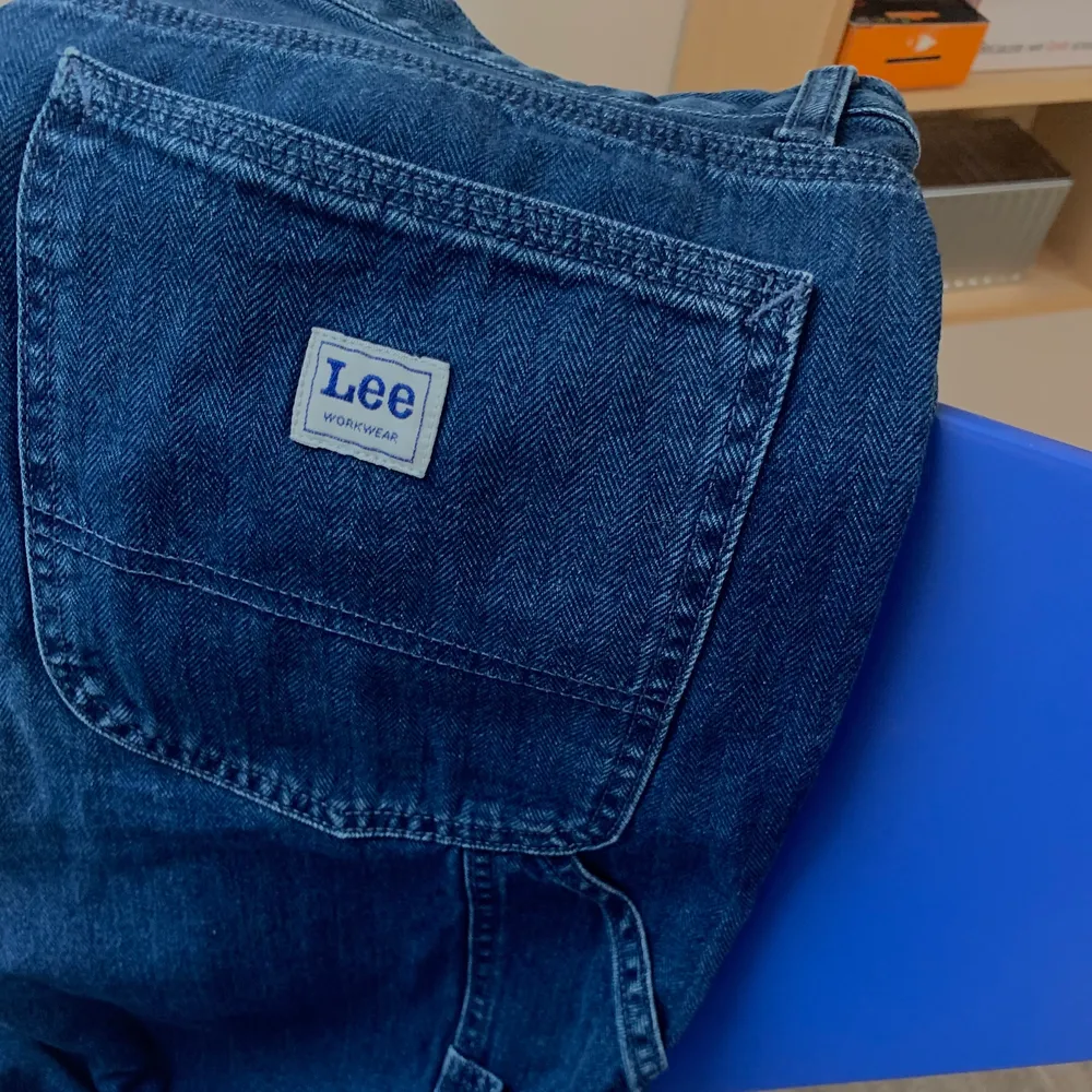 Røv fede Lee Jeans, brugt, men grundet den gode kvalitet kan det ikke ses, husk at tjekke resten af min profil ud! kan kun købes via Trendsales lige umildbart🌞 Trendsales: Petrea Hemmingsen https://trendsales.dk/p/1975233 . Jeans & Byxor.