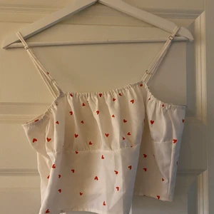Vit topp med hjärtan - Säljer min super söta topp från shein eftersom den inte kom till användning iår🥰