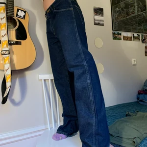 Wrangler jeans - Ett par as coola wrangler jeans i rak modell jag som är lång har alltid svårt att hitta byxor som är långa o benen men för dig är dessa perfekta! Dom är i bra kvalitet och jag har älskat dessa så länge men kommer ej till användning. Storleken är w 32 l 34. En klassisk m. Köparen står för frakt