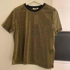 Festlig glitter topp  - Festlig glitter topp i guld. Aldrig använd - storlek S 💘