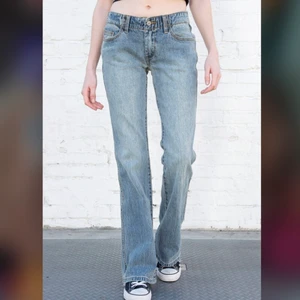 Eleanor jeans - Säljer världens snyggaste jeans då de tyvärr inte kommer att komma till användning och det är för sent att lämna tillbaka😭Perfekt passform, passar till allt och är som sagt oanvända med lappen kvar!😍säljer lite billigare och det finns såklart så många fördelar med att köpa de av mig ist för att beställa! Puss