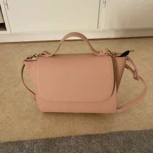 Handväska  - En handväska som jag fått i present och aldrig använt, har bara stått i garderoben. Kan fraktas men köparen står för frakt 