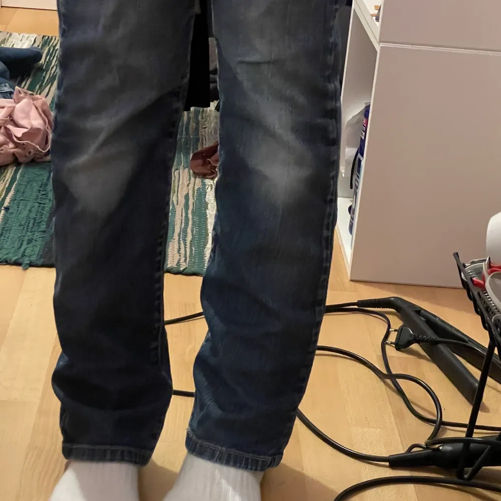 fina levis typ ”mom jeans” :) är 172cm och de är lite för korta för mig;( . Jeans & Byxor.