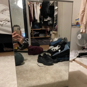 Spegelbyrå - Byrå med spegel på framsida , innehar förvaring 