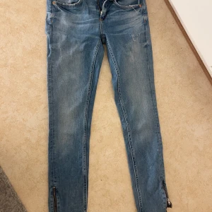 Jeans  - Jeans från Gina trico. Passar mig som är en xs/s, sitter jätte fint på. Kan fraktas men köparen står för frakten.