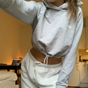 ICIW cropped hoodie  - Croppad grå hoodie från ICIW! Sparsamt använt, väldigt bra skick. Storek M men passar både S/XS Frakt 66kr.