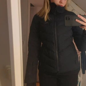 J lindeberg vinterjacka - Tvärsnygg jacka från J.Lindeberg. Köpt i slutet av förra året o knappt använd eftersom den redan då var lite liten. Varm och vattentät. Perfekt nu i vinter och att åka skidor i. Snölås samt fickor med dragkedja och avtagbar luva. Nypris ca 9000. Säljer från 1500  Skriv i dm om du har frågor. 