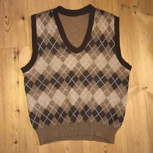 Stickad väst - Cool stickad väst med 70-tals färger