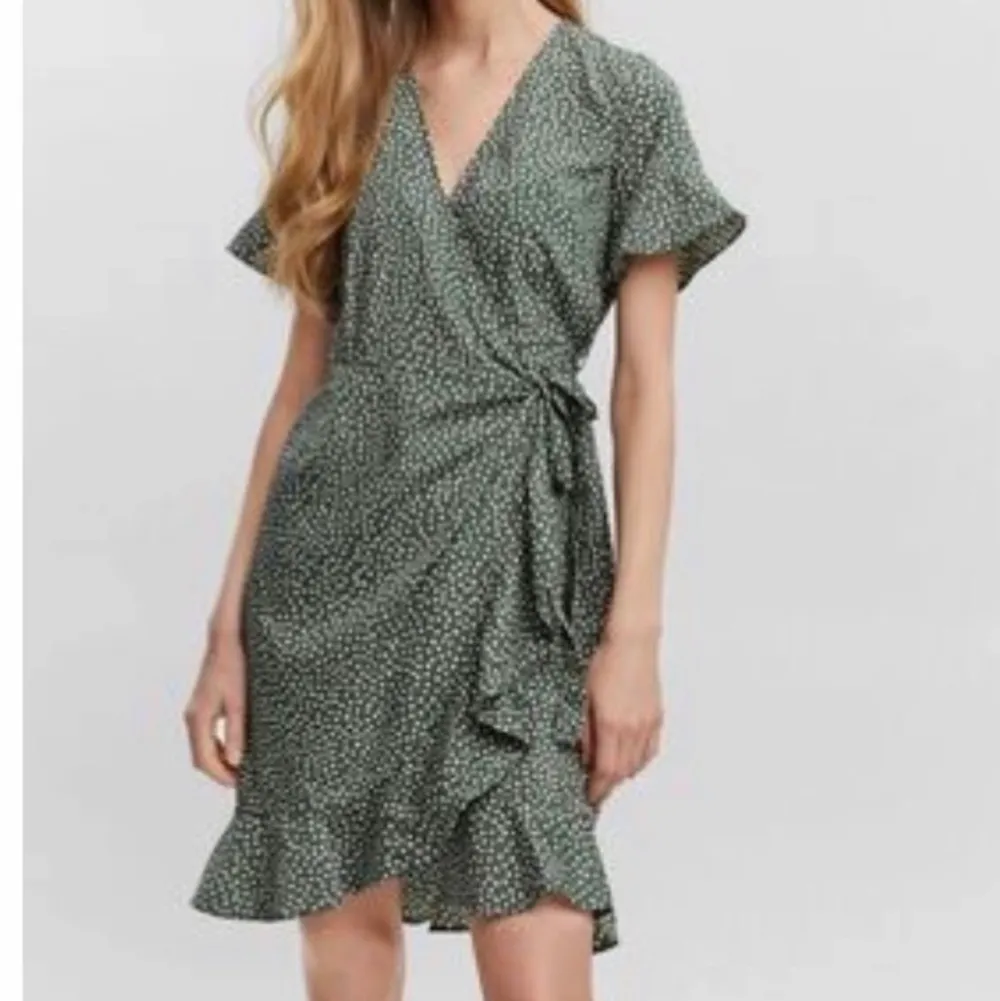 Säljer nu min fina gröna kläning från vero Moda då jag känner att den inte är min stil längre. Nypris 350kr mitt pris 150kr + frakt💕. Klänningar.