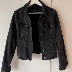 Jeansjacka - En svart jeansjacka från Aeropostale jag köpte i USA, säljer pga att den ej kommer till användning, använd bara enstaka 1-2 gånger då jag inte kunde lämna tillbaka den.