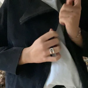 Mörkblå suede jacka  - Fin höst/vår jacka i suede. Köpt i Frankrike för ett år år sedan. Bra skick och sparsamt använd. Liten i storleken 