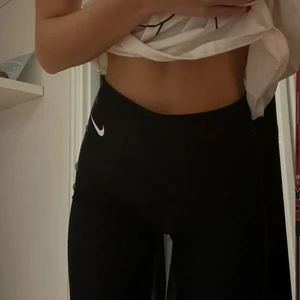 Nike träningsleggings/yogapants - Super sköna och funkar både till träning och till vardags. Väldigt fint skick!⚡️😍