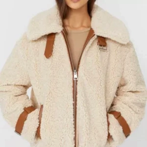 Teddyjacka från Stradivarius  - Naturvit teddyjacka med kantband i läderimitation från Stradivarius. Mysig jacka som passar perfekt nu när det blir kallare ute. Aldrig använd, säljer på grund av för stor storlek. 