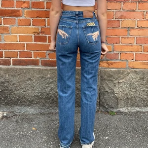 TOUCHING HANDS JEANS - Strl: 34 Modellens längd: 176 cm                                                          Köpa secondhand och omgjorda av vårt UF.  Om många är intresserade blir det budgivning 🌱                   Eventuell frakt betalas av köpare. 
