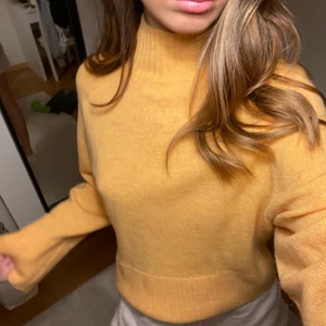 Orange stickad tröja - Orange stickad tröja från Weekday i storlek XS men passar XS/S/M. Använd 1 gång så super skick. Bilderna tar inte upp färgen jättebra utan den är mer orange än gul som på bilden. 