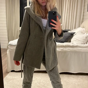 Kappa  - Jätte fin grå kappa💗 den är söndrig i inne ryggen, men annars i fint skick storlek 34. Den har en stor luva också som man inte ser så bra på bilderna. Hör av dig om du har frågor elelr vill ha fler bilder💗