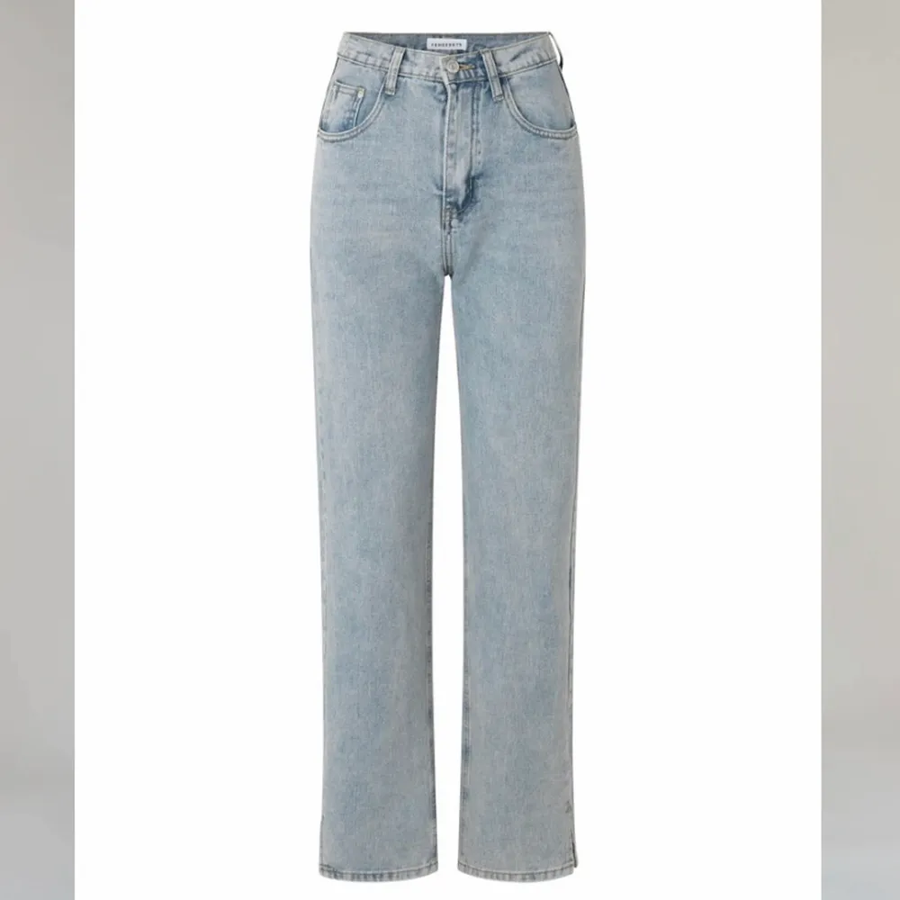 Säljer dessa snygga jeansen med en momfit. Långa i benen och passar perfekt men har för många jeans så därför aldrig använda! Köpte för 459 danska kronor på hemsidan💓. Jeans & Byxor.