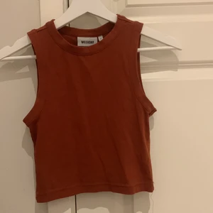 Orange/röd Topp - Jättefin topp som tyvärr inte sitter bra på mig. Bra skick. Köpt på sellpy men aldrig använd av mig.  Hör gärna av dig vid frågor🙃