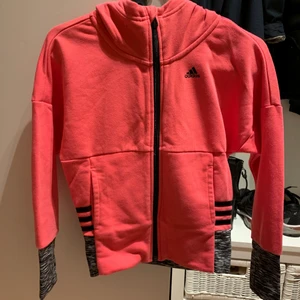 Adidas hoodie tröja junio, rosa, nyskick - Adidas hoodie tröja junior, rosa, nyskick.