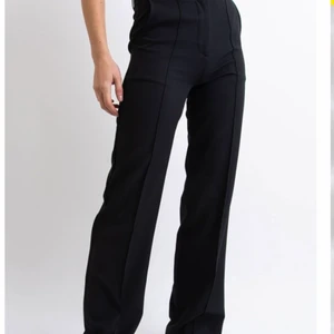Kostymbyxor  - Populära kostymbyxor ifrån Madlady. Säljer pga dom blivit för små. Köpta för 500kr. Storlek Xs.