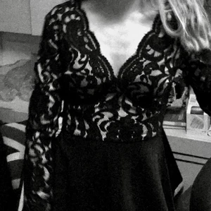 Klänning  - Klänning från hickap, får tyvärr inte på mig den längre så kan inte fota hur sen sitter på mer än såhär. Perfekt till nyår 