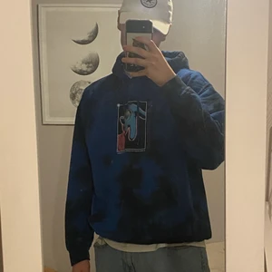 Primitive blå/svart washed hoodie - Storlek M, Nypris 829kr. Skonsamt använd, betalning sker på plats eller innan den skickas 