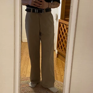 Acne studios workpants  - Säljer mina underbara ”perfekt beiga” acne studios workpants i storlek 48. Byxorna är i ett tjockt å tåligt material perfekta för höst å vinter. Nypris på dom är 2500 så dont miss You på ett nice steal!