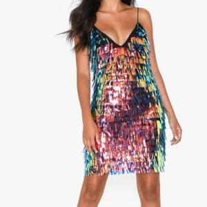 Partydress  - Bilderna är pp en modell som bör klänningen. Nypris 699:- Klänning ifrån nelly.com och aldrig använd. Taggar kvar tom. Strl 36. Perfekt för julfest eller till nyårsafton 🥳. 