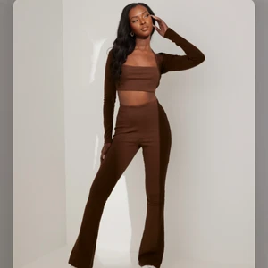 Brunt set  - Brunt set i tre delar! Storlek small, aldrig använt helt ny! Köptes för 500