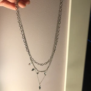 Super snyggt silver halsband  - Helt oanvänt silver halsband i toppskick! Silvriga stenar som hänger svin snyggt. Från bijoux! Kontakta mig för mer information! Säljer för 150 ink frakt 