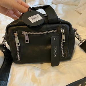 Nunoo taske ny med prismærke - Sort læder nunoo taske i modellen Donna Mini Smooth Black.
