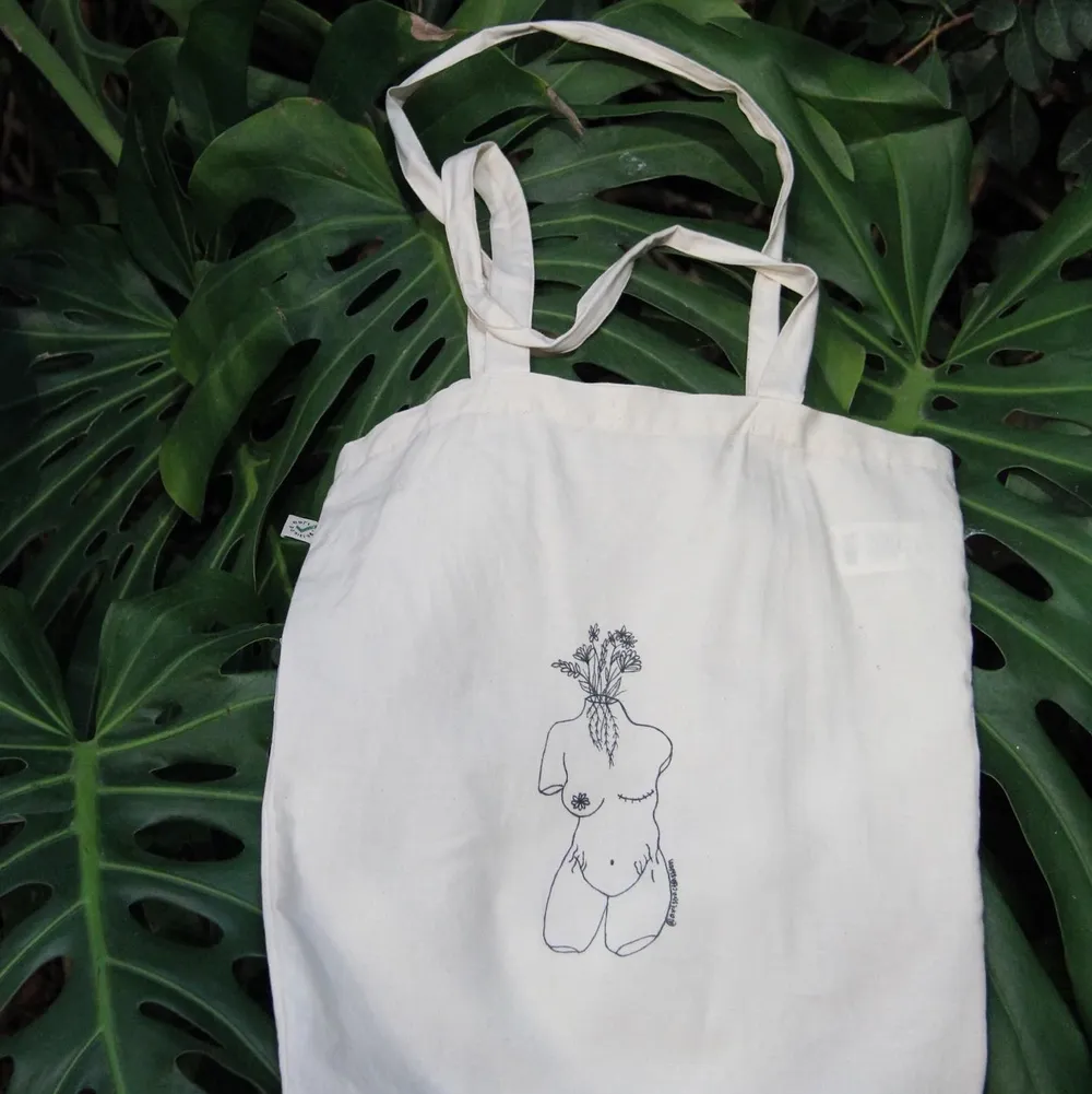 Mother Earth Tote Bag 129 kr En tygkasse i 100% ekologiskt tyg med en vacker design som jag ritat själv! Skicka gärna ett privatmeddelande här på plick eller ett mail till artstractfashion@gmail.com om du vill beställa en🌱. Väskor.