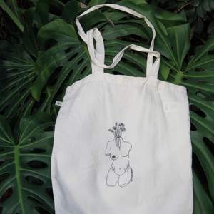 Mother Earth Tote Bag 129 kr En tygkasse i 100% ekologiskt tyg med en vacker design som jag ritat själv! Skicka gärna ett privatmeddelande här på plick eller ett mail till artstractfashion@gmail.com om du vill beställa en🌱